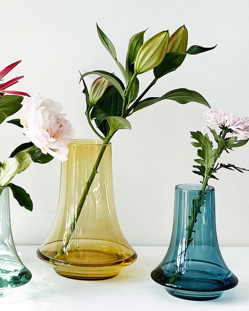 Vaso azzurro in vetro soffiato