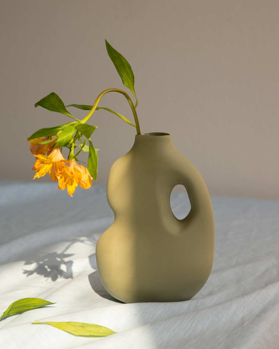 Vaso di ceramica tinta verde salvia