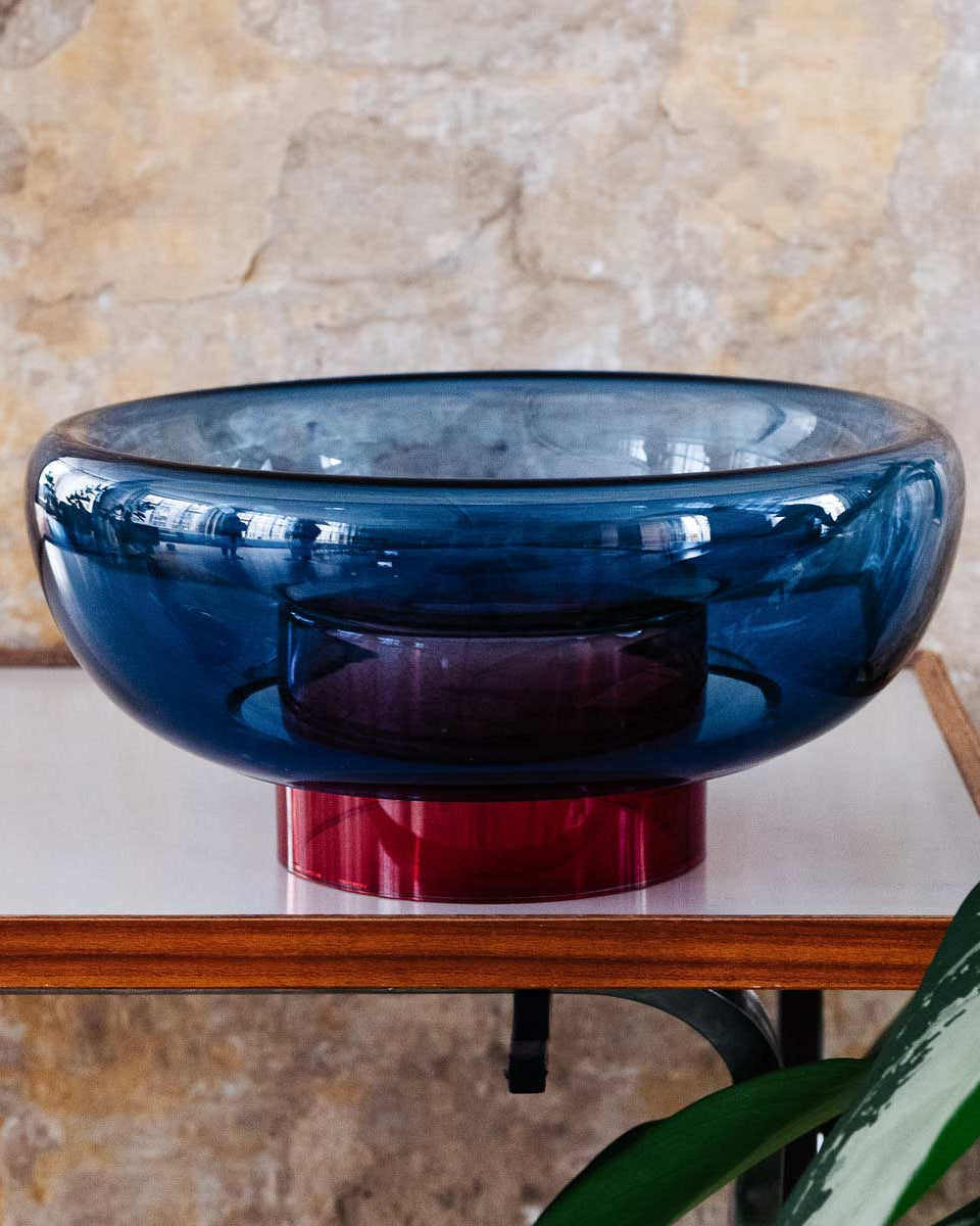 Elegante vaso di vetro blu e rosso