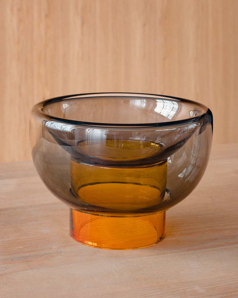 Elegante vaso in vetro grigio con base arancione