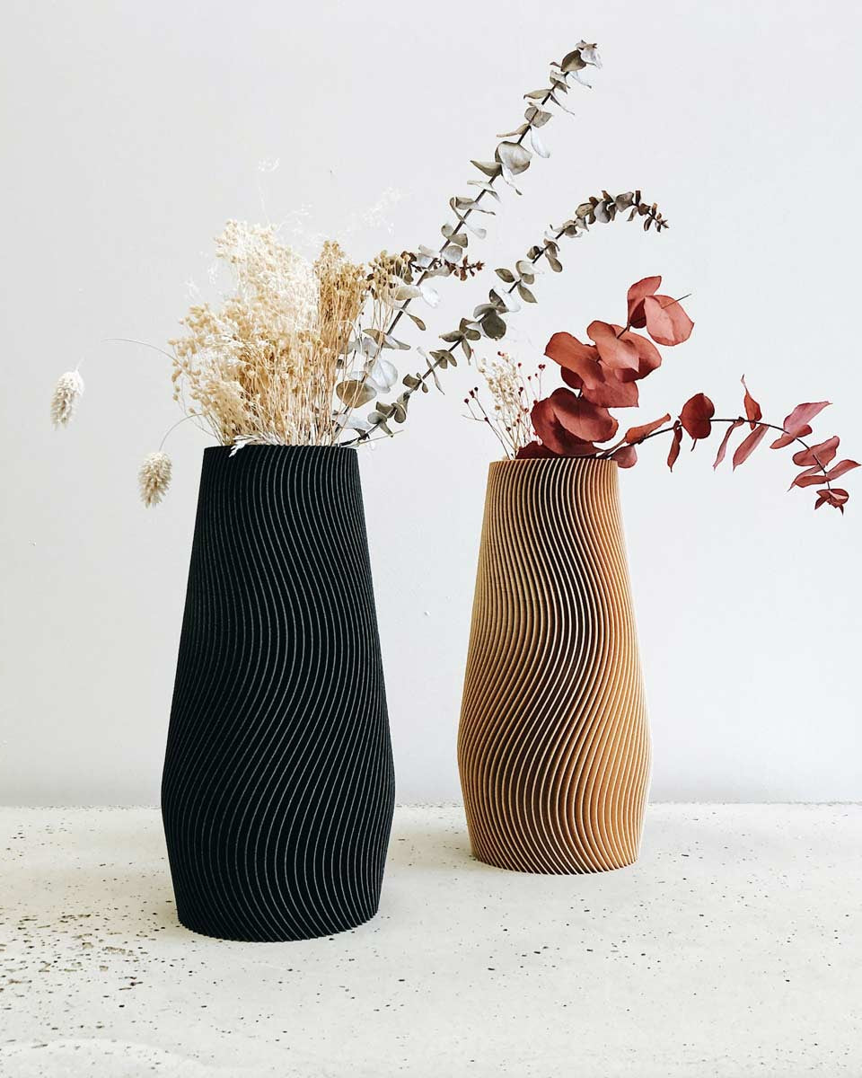 Vaso nero con motivo onde da abbinare allo stesso modello in color legno