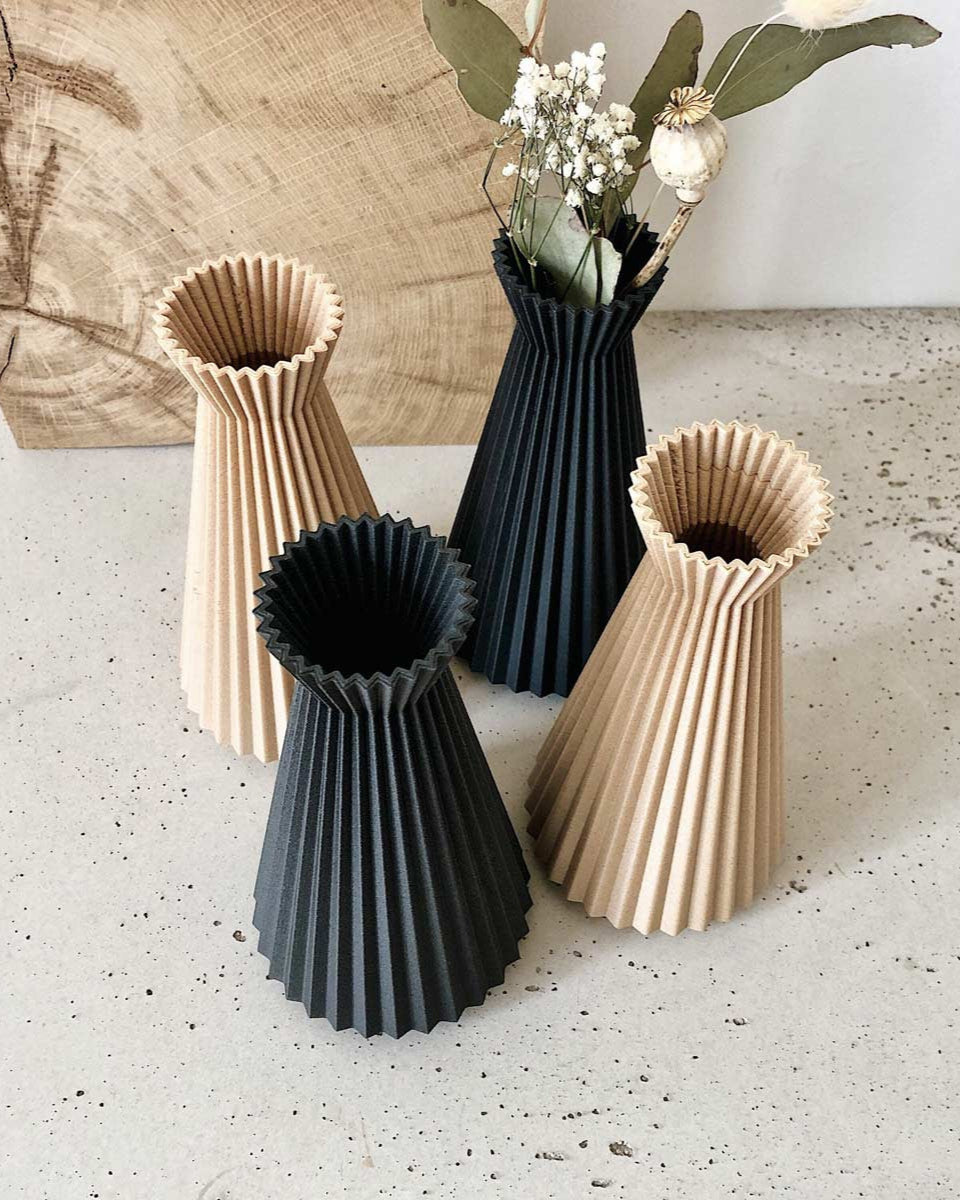 Atmosfere orientali, origami e design minimalista per questo originale vaso nero.