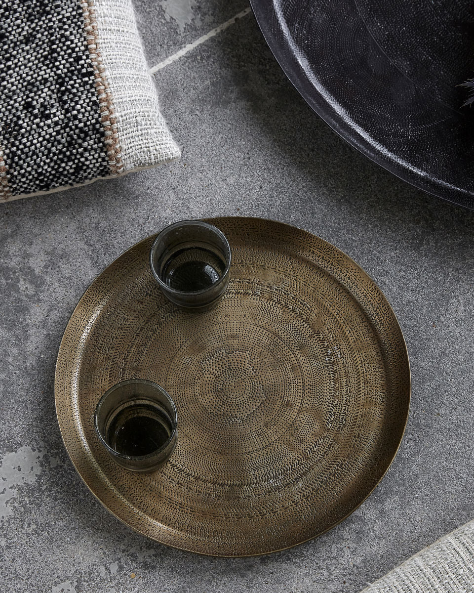 Vassoio in metallo con superficie lavorata a mano